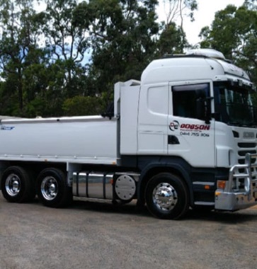 6 wheel tipper truck in white.